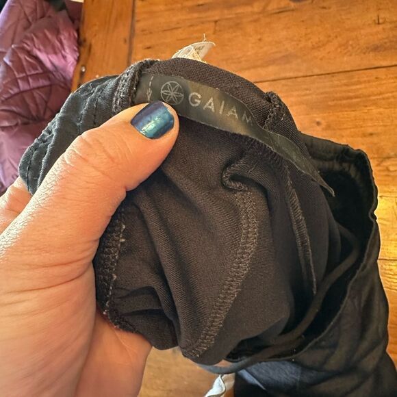 GAIAM Men's Black Shorts - Picture 1 of 3